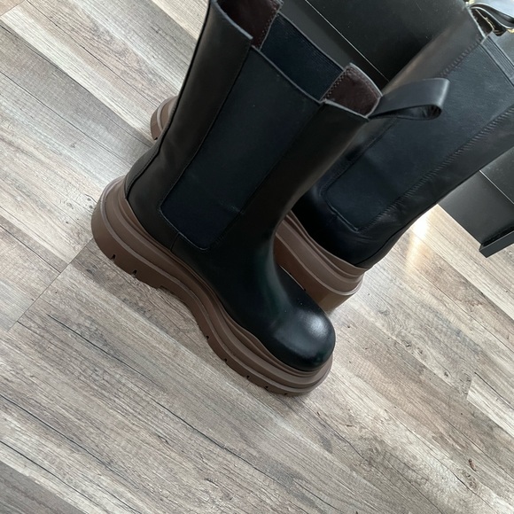 BRAND NEW BOTTEGA - Picture 2 of 5